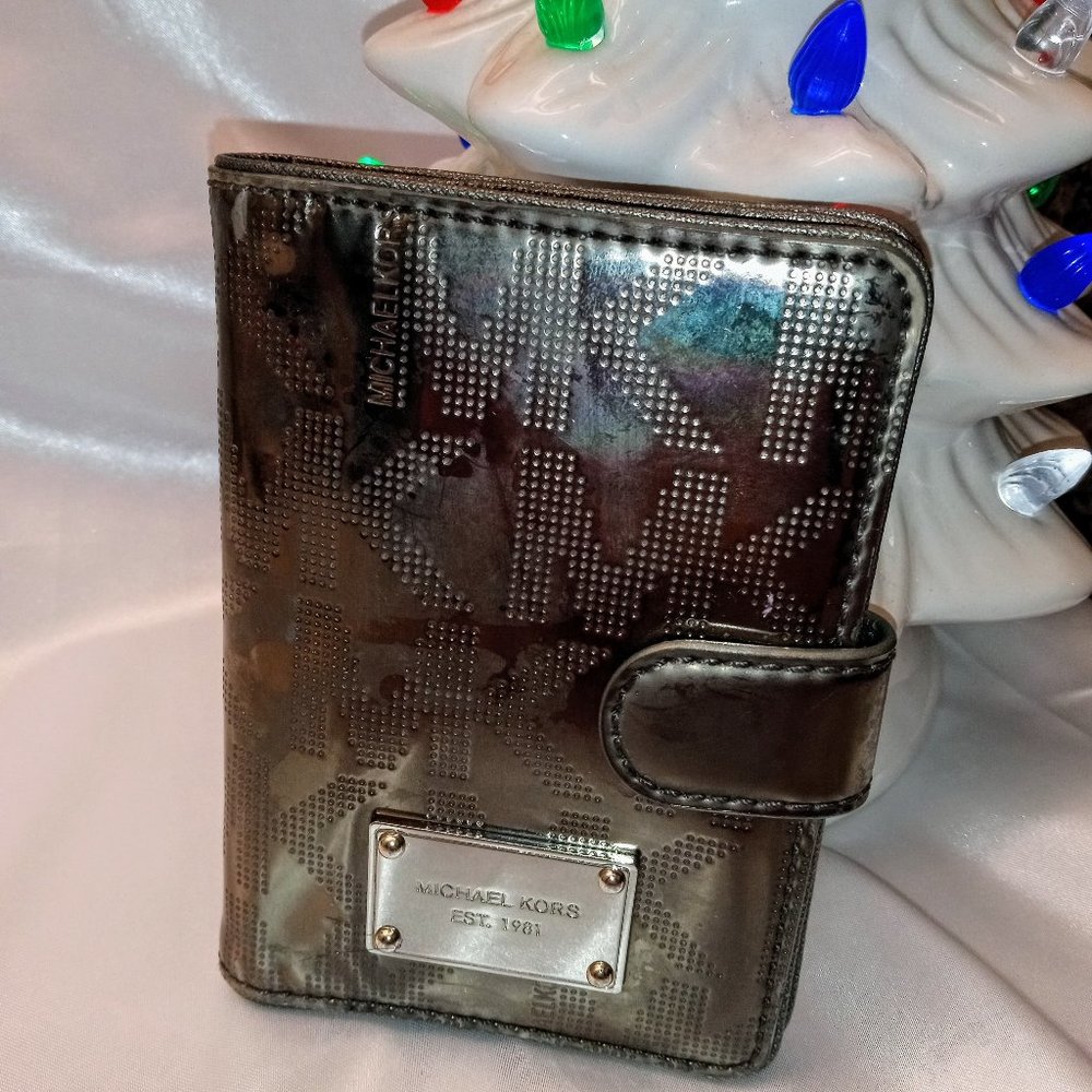* Michael Kors, PATENT LEATHER, Silver Gray Wallet Compact Beautiful